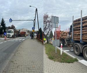 Rusiec: Na DK 74 wysypały się bale drewna. Kierowca TIRa został ukarany mandatem