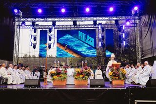 Trwa Festiwal Życia w Kokotku 2025. Festiwalu chrześcijańskiego nie zatrzymała nawet ulewa PROGRAM