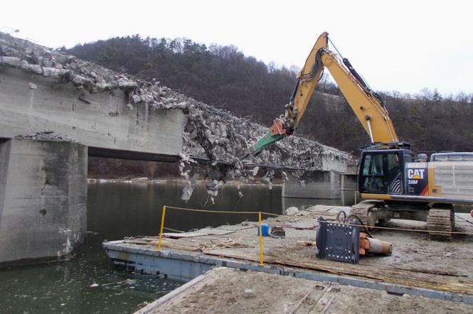 Trwa rozbiórka starego mostu na Dunajcu w Kurowie 