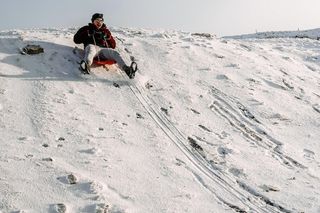 Górka saneczkowa, sanki, zima