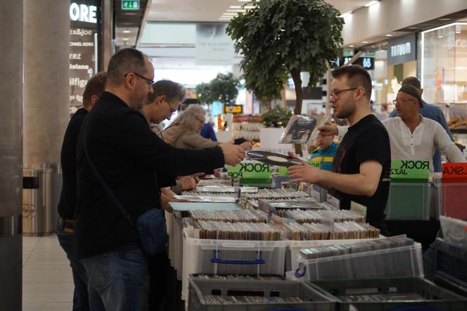 Giełda płytowa w Bydgoszczy. Focus wypełnił się miłośnikami muzyki z czarnych krążków