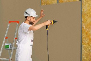 Tynkowanie płytami czyli zabudowa płytami kartonowo-gipsowymi. Jak się to robi?