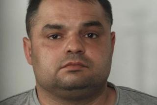 Krystian pędził swoim BMW. Zginął pieszy, a on uciekł. Policja z Aleksandrowa Kujawskiego poszukuje tego człowieka