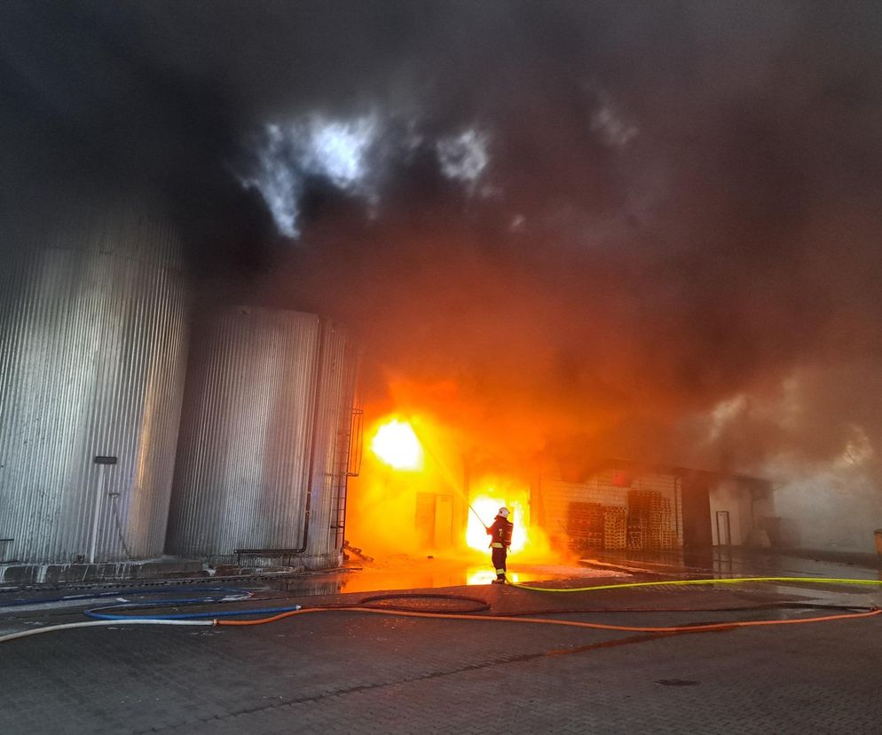 Ogromny pożar hali. Z ogniem walczy 25 zastępów strażaków