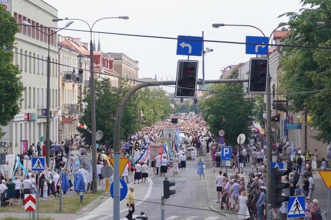 Boże Ciało 2024. Tłumy wiernych przeszły w procesji ulicami Białegostoku