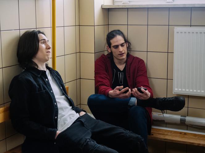 Na Wspólnej, odc. 3279: Janek (Bartłomiej Kraszewski), Słowik (Maksymilian Piotrowski), Antek Tomkiewicz (Jakub Jankiewicz)