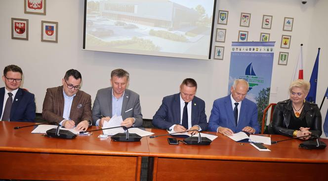 Powiat podpisał umowę z wykonawcą budowy hali widowiskowo - sportowej