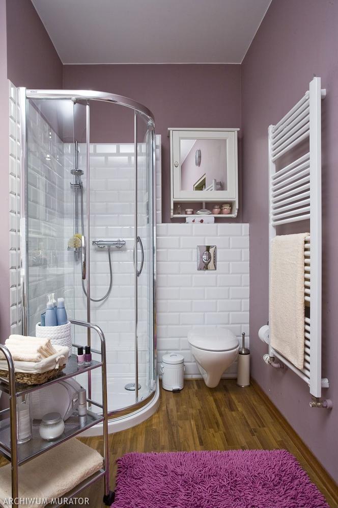 Fioletowe ściany w łazience w stylu retro
