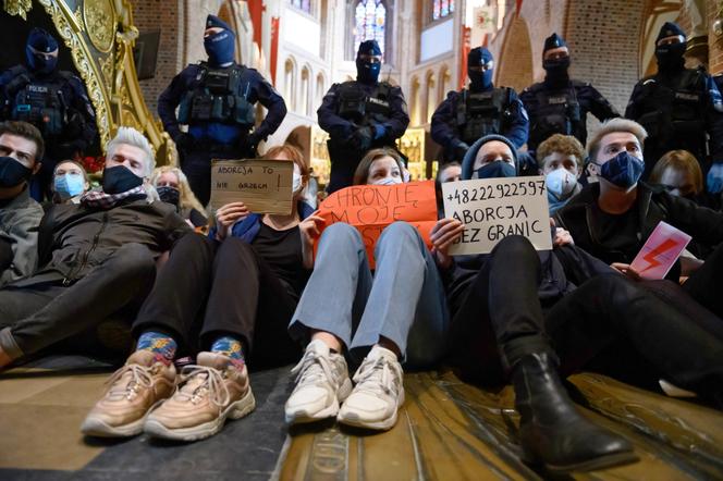 Poznań: Protest w sprawie aborcji w katedrze! "Katoliczko nie jesteś sama" [ZDJĘCIA] 