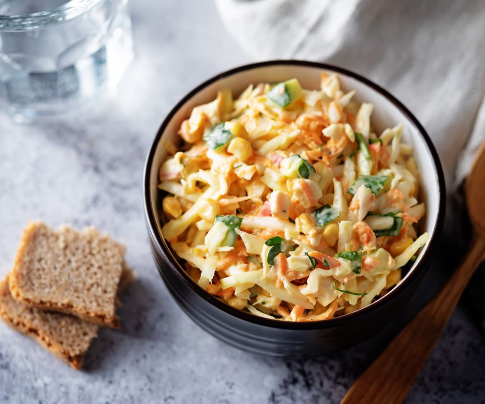 Fit coleslaw bez majonezu: dietetyczny przepis na surówkę z kapusty