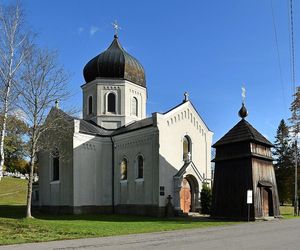 To dawna wieś królewska w Małopolsce. W pobliżu cerkwi wydobywano ropę naftową