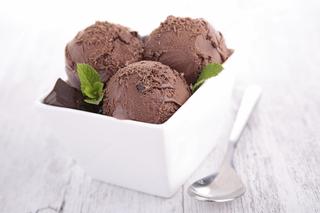 Deser lodowy o smaku czekolady z marakują i migdałami [PRZEPIS]