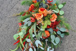 Chryzantemy wciąż drogie? Ekspert od kwiatów wyjaśnia, dlaczego ceny rosną i jak udekorować grób bez przepłacania