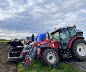 Drogowa demolka pod Rawiczem. Osobówka huknęła ciągnik, aż urwały się koła