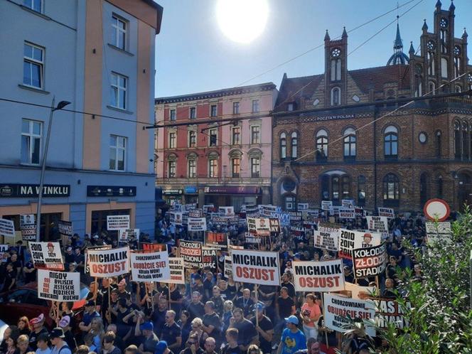 Czarna manifestacja kibiców Ruchu Chorzów