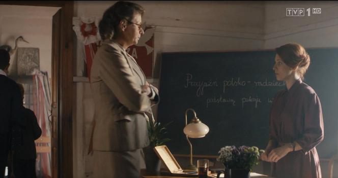 Stulecie Winnych, sezon 2, odc. 24: Mania (Karolina Bacia), dyrektorka (Joanna Król)