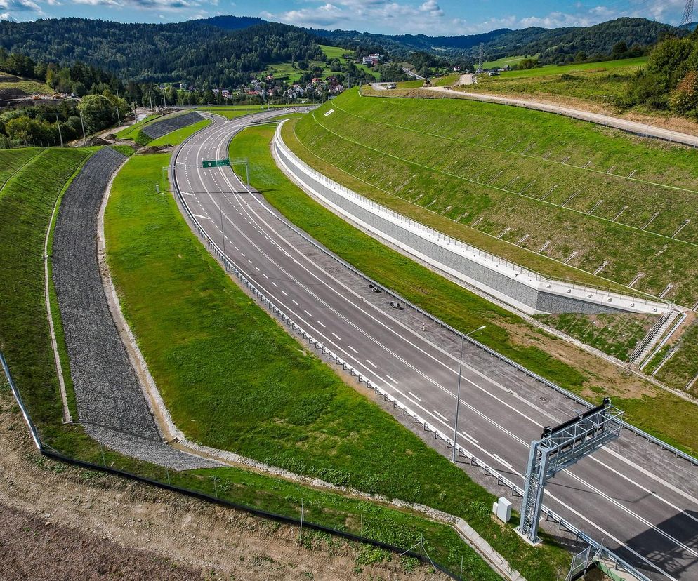  Tunele i estakady gotowe, gigantyczne skarpy porosły trawą - kiedy otwarcie?