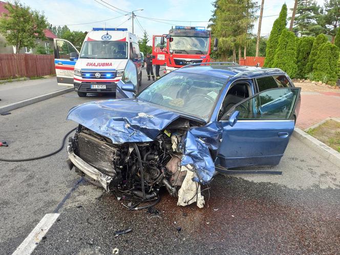 Lanos zmasakrowany po zderzeniu z audi. W wypadku zginęła jedna osoba [ZDJĘCIA]