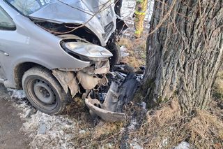 Tragiczny finał wypadku w powiecie rawickim. Nie żyje 39-latek, który uderzył samochodem w drzewo