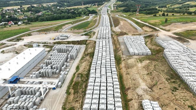 Betonowe elementy do budowy pierścieni tworzących obudowę nowego tunelu na S19
