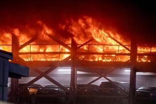 Pożar na parkingu lotniska w Luton