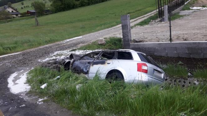 Audi uderzyło w przepust i stanęło w ogniu. Autem podróżowało dwóch 19-latków