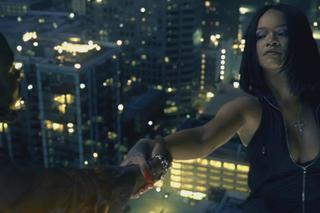 Rihanna zwisa z budynku w teledysku Loyalty Kendricka Lamara