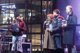 WOŚP 2025. Światełko do Nieba w Manufakturze. Mimo deszczu pod sceną zebrały się tłumy