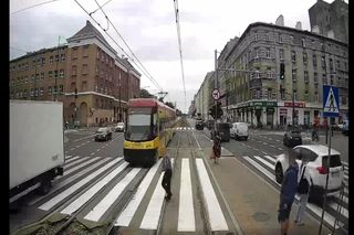 Gapił się w telefon i wtargnął na tory! Wstrząsające nagranie z Warszawy