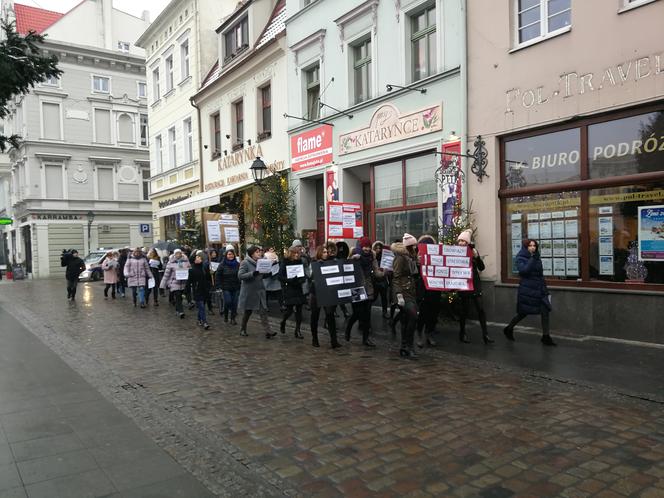 Bydgoszczanie walczą o podwyżki przed sądem. "Pracownik sądowy - status głodowy!"