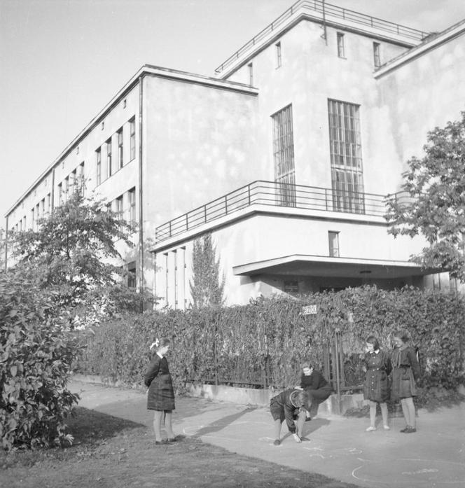 Uczniowie szkoły podstawowej przy ulicy Wawelskiej w Warszawie 1955 r.