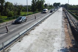Kraków: wjechał BMW w świeży beton na moście. Samochód ugrzązł na wiadukcie