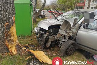 Kraków: dramatyczny wypadek na Pachońskiego. 87-latek uderzył w drzewo