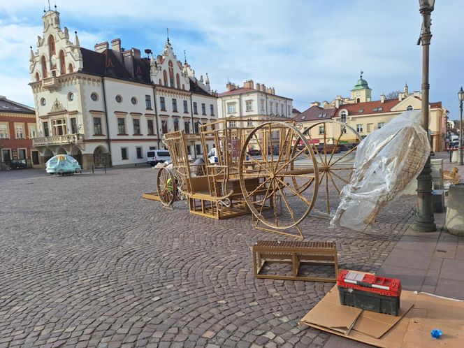 Ozdoby świąteczne w Rzeszowie. Rusza strojenie miejskiego Rynku. 