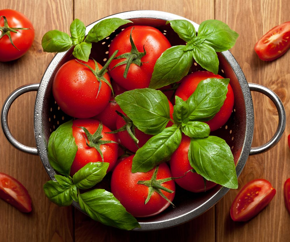 Najlepsza sałatka z pomidorów z bazylią (tylko 5 składników!)