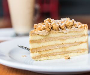 Znakomite ciasto chałwowe na herbatnikach – bez pieczenia, bez wysiłku, bez kłopotu