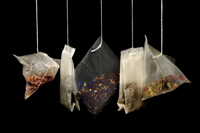 Skąd się wzięła herbata w torebkach? Herbata expresowa - kto ją wymyślił? 