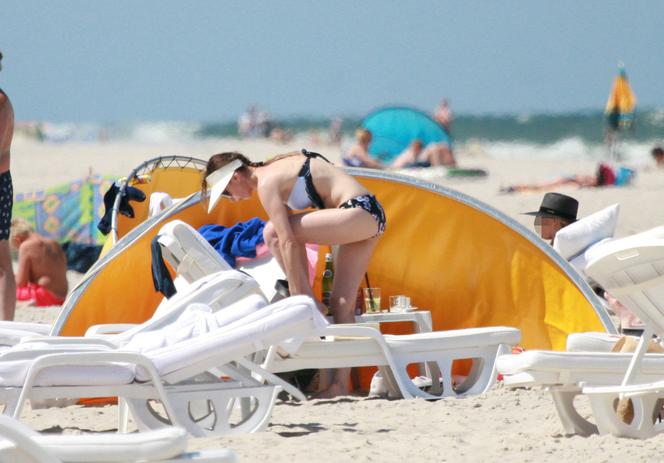 Agnieszka Dygant. Przykryła piersi chusteczką