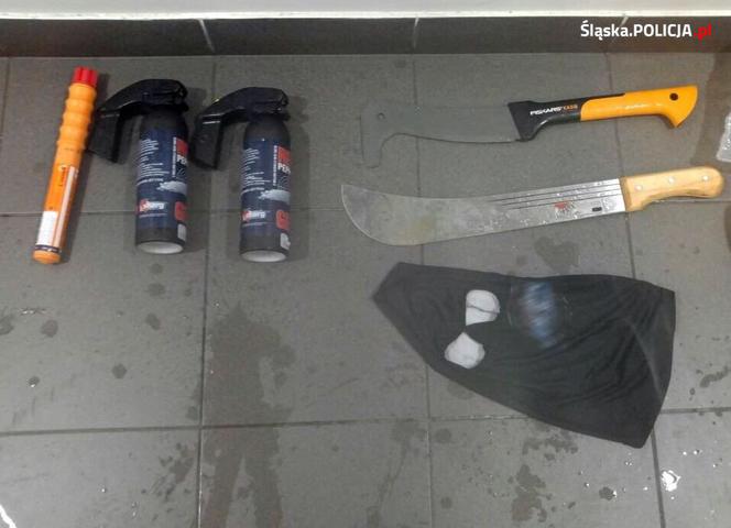 Sosnowiec: Maczety, noże i kije baseballowe. Policja udaremniła ustawkę pseudokibiców [ZDJĘCIA, WIDEO]