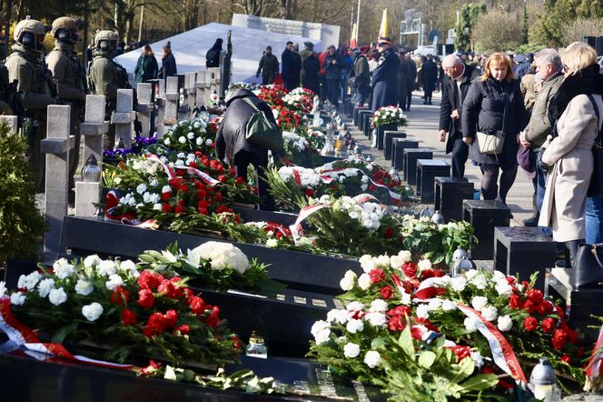 Joanna Racewicz ociera łzy przy grobie męża, pocieszyła ją Barbara Nowacka