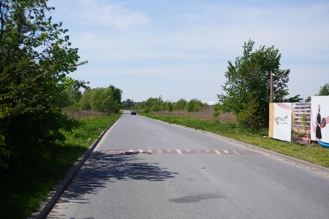 Na prostym odcinku drogi biegnącym przez łąki ustawiono aż osiem progów zwalniających 