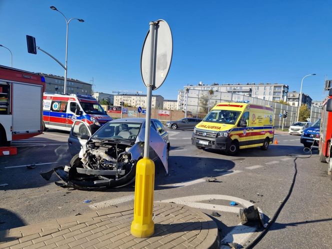 Potworny wypadek w Warszawie. Roztrzaskane trzy samochody, w tym jeden radiowóz. Policjanci trafili do szpitala