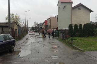 Wrocław: Woda zalewa ich domy. Miasto wyremontuje im ulicę, tylko jeśli się dorzucą! [ZDJĘCIA, AUDIO]
