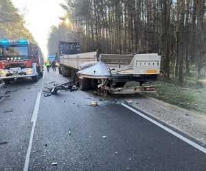Dramat na drodze. Osobówka rozerwana na strzępy! Dwie osoby w szpitalu.