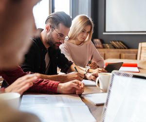 Kariera zawodowa bez studiów – fakty, mity i możliwości