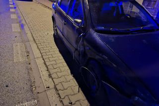 Szalony rajd pijanego kierowcy w Brodach. Uszkodził trzy auta, skończył na drzewie