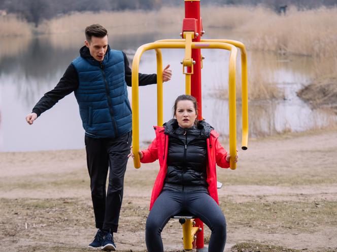 Na Wspólnej odc. 3298. Darek Żbik (Michał Mikołajczak), Kasia (Julia Chatys)