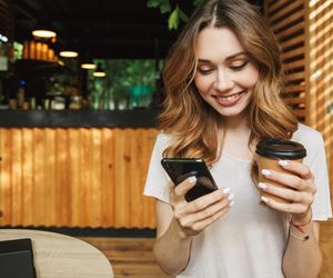 Jeśli tak robisz, to znak, że czas na detoks. Uzależnienie od telefonu zaczyna się niewinnie