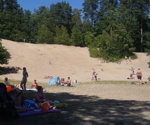 To jedno z największych jezior w Olsztynie. Kusi turystów piaszczystymi plażami