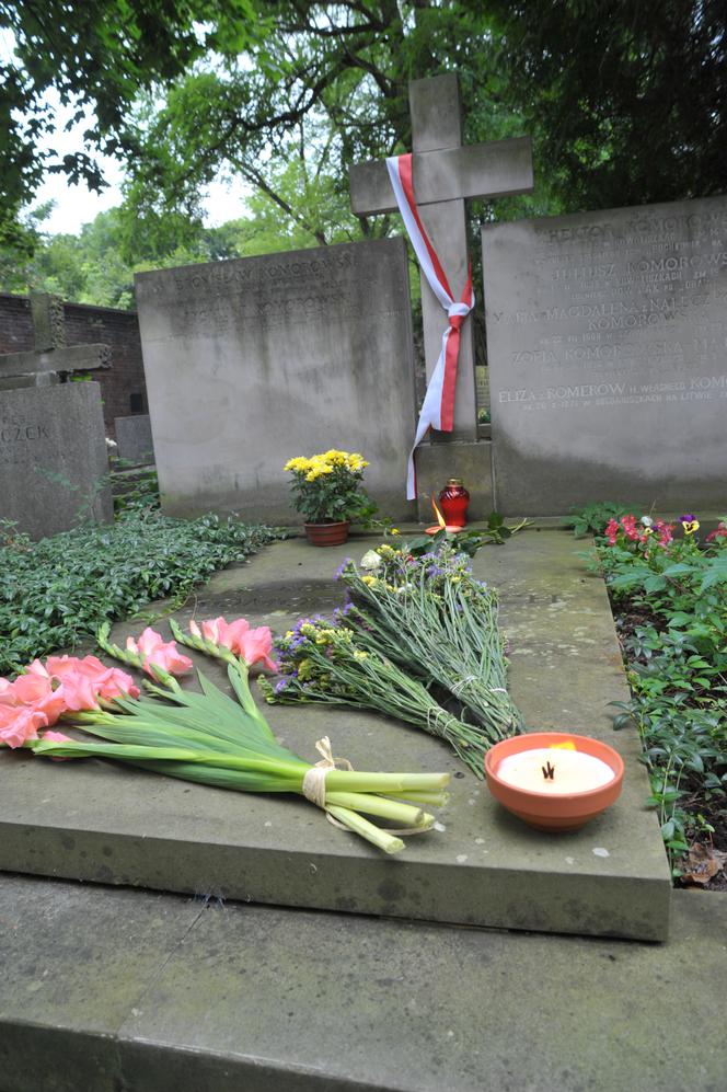 Grób rodziny Komorowskich herbu Korczak gdzie pochowany jest ojciem prezydenta, Zygmunt Komorowski 